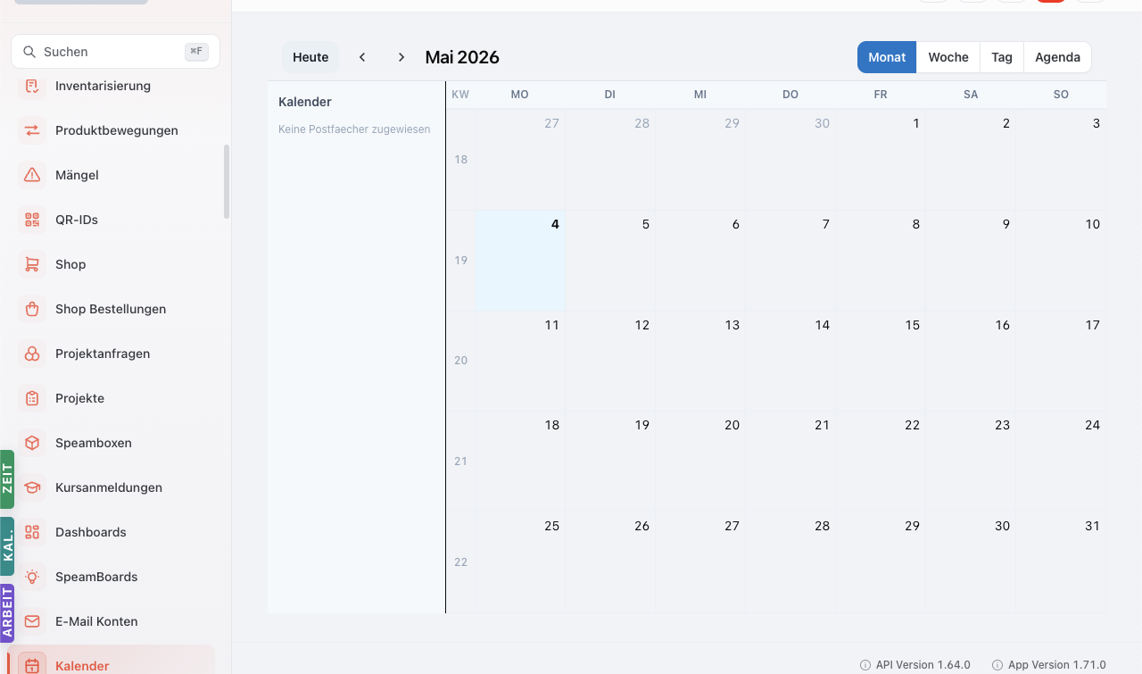 Kalender-Modul in der Monatsansicht (Mai 2026). Toggles für Monat / Woche / Tag / Agenda oben rechts, Heute-Button, Pfeile für Navigation. Linke Seite: Kalender-Auswahl mit Postfächern.