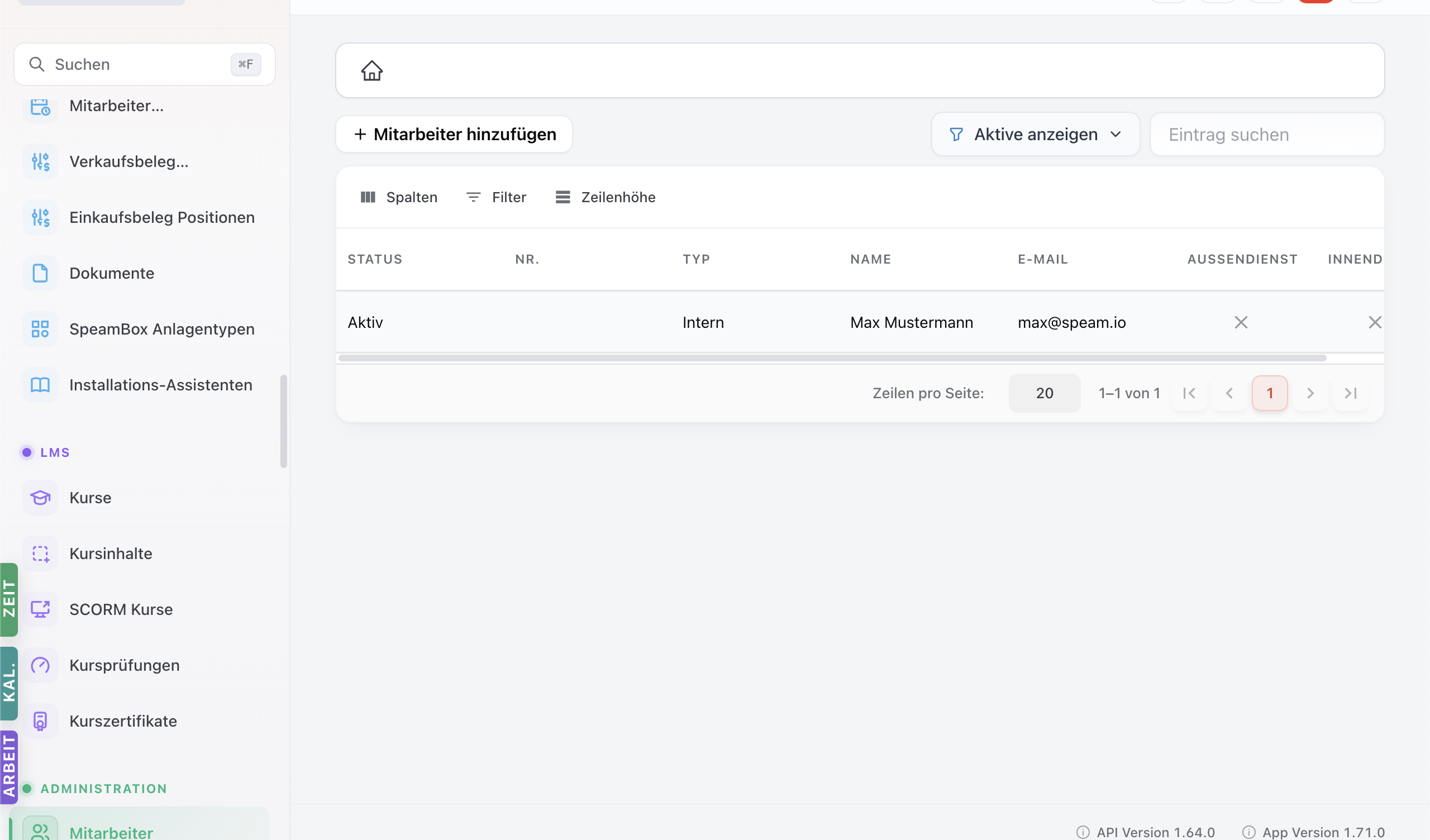 Mitarbeiter-Liste mit Spalten Status, Nr., Typ, Name, E-Mail, Außendienst, Innendienst. Im Beispiel ein Eintrag (Max Mustermann, Intern, max@speam.io). Buttons '+ Mitarbeiter hinzufügen' und 'Aktive anzeigen' Filter.