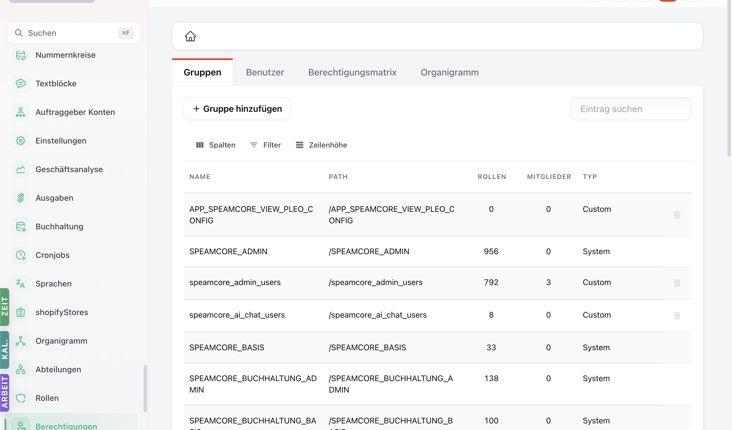 Permission-Editor mit Tabs Gruppen / Benutzer / Berechtigungsmatrix / Organigramm. Tabelle mit Spalten Name, Path, Rollen, Mitglieder, Typ. Beispiele: SPEAMCORE_ADMIN (956 Rollen), speamcore_admin_users (792 Rollen), SPEAMCORE_BASIS, SPEAMCORE_BUCHHALTUNG_ADMIN.