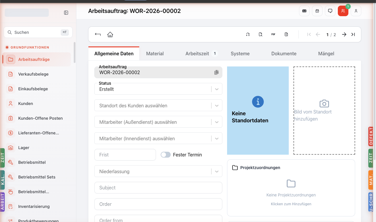 Detailseite des Arbeitsauftrags WOR-2026-00002. Oben der Auftrag-Header. Tabs Allgemeine Daten (aktiv), Material, Arbeitszeit, Systeme, Dokumente, Mängel. Form-Felder Status (Erstellt), Standort, Mitarbeiter Außen-/Innendienst, Frist, Niederlassung, Subject, Order. Rechts die Standortdaten-Kachel und Projektzuordnungen. Schwebende Schnellaktions-Buttons rechts: DEFEKT (rot), ZEIT (grün), MAT. (orange), U-SCHR. (blau). Schwebende Buttons links: ARBEIT, KAL., ZEIT.