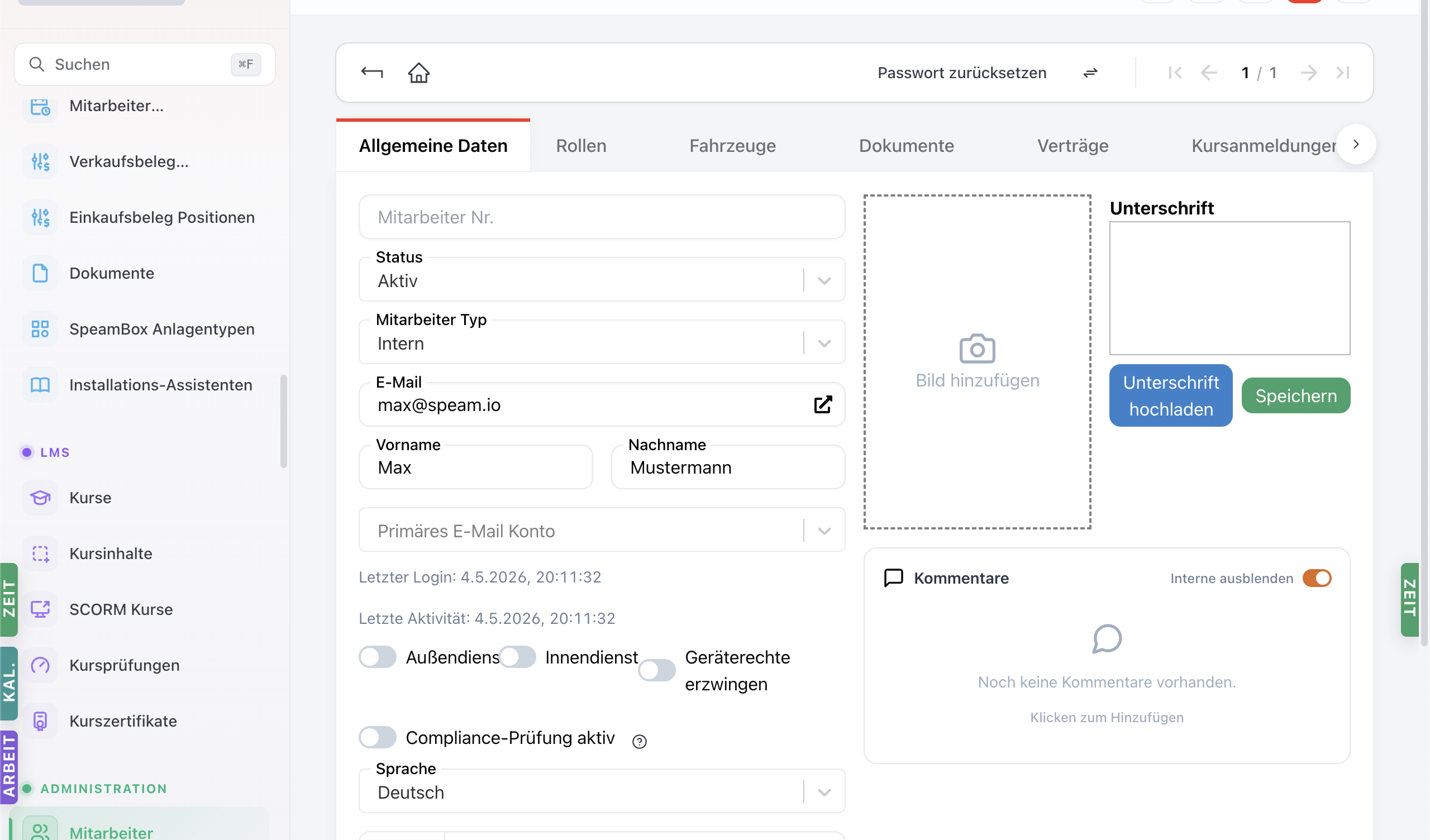 Mitarbeiter-Detail mit Tabs Allgemeine Daten (aktiv), Rollen, Fahrzeuge, Dokumente, Verträge, Kursanmeldungen. Felder Mitarbeiter Nr., Status (Aktiv), Mitarbeiter Typ (Intern), E-Mail, Vorname, Nachname, Primäres E-Mail Konto. Toggles Außendienst, Innendienst, Geräterechte erzwingen, Compliance-Prüfung aktiv. Rechts Bild- und Unterschriften-Pad. Toolbar oben mit 'Passwort zurücksetzen'-Button.