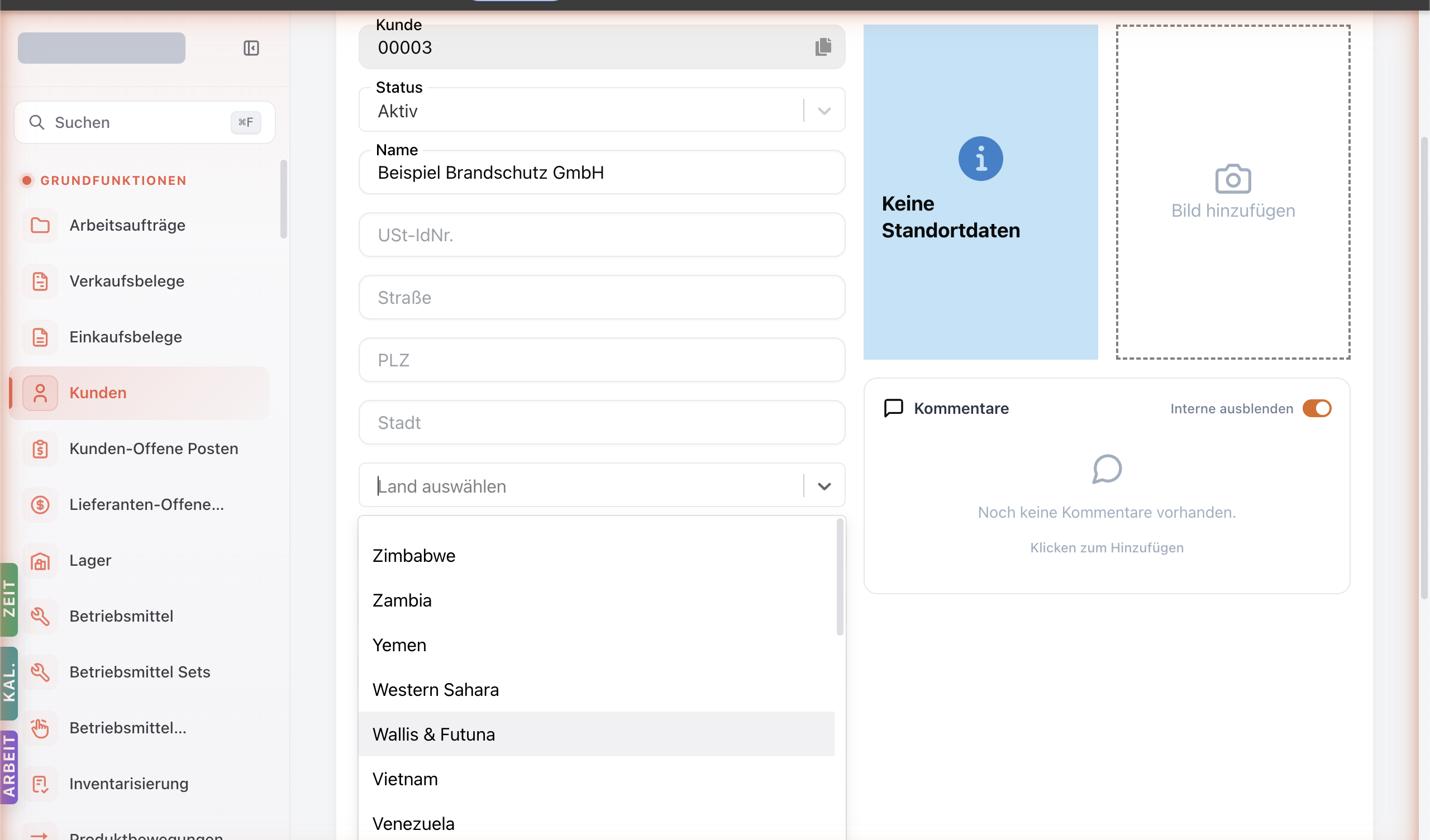 Kunden-Detailseite Tab Allgemeine Daten — Pflichtfelder Name, USt-IdNr., Adresse, Status.