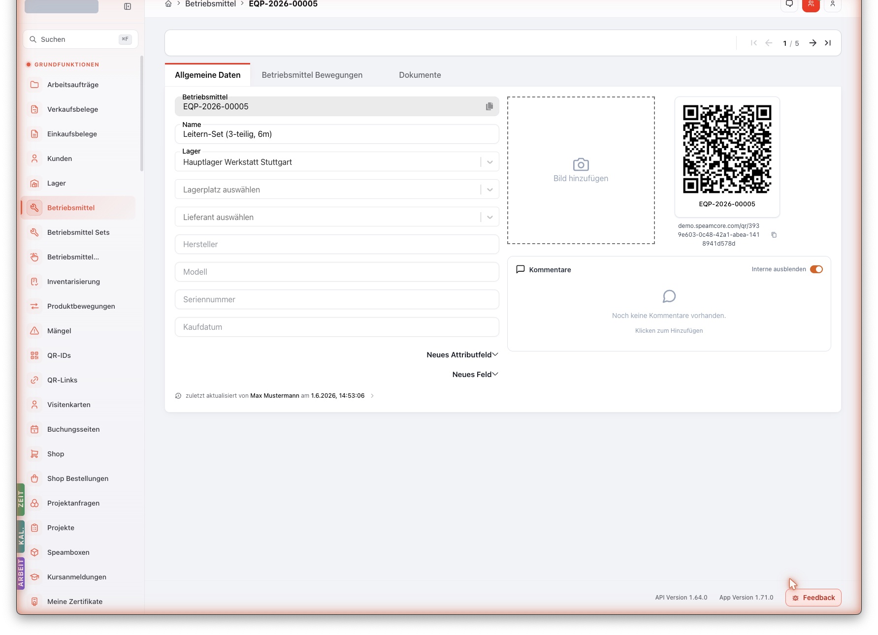 Betriebsmittel-Detailseite (EQP-2026-00005, „Leitern-Set 3-teilig 6m") — Tab Allgemeine Daten mit Feldern Betriebsmittel-Nr., Name, Lager, Hersteller, Modell, Seriennummer, Kaufdatum; Bild-Platzhalter und QR-Code rechts, Kommentar-Karte (Test-Daten).