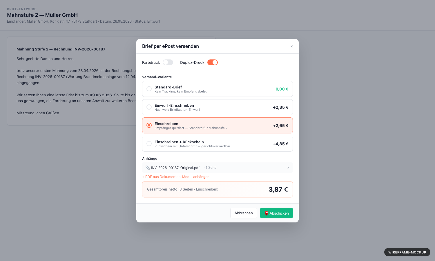 (Mockup) Modal-Dialog 'Brief per ePost versenden' ueber dem Brief-Detail. Header: Titel + Schliessen-X. Oben zwei nebeneinander Toggle-Switches: 'Farbdruck' (links, default aus) und 'Duplex-Druck' (rechts, default an). Darunter eine Radio-Button-Gruppe 'Versand-Variante' mit vier Optionen — jeweils Label links und Aufpreis rechts: 'Standard-Brief' (0,00 €), 'Einwurf-Einschreiben' (+2,35 €), 'Einschreiben' (+2,65 €, vorausgewaehlt), 'Einschreiben + Rueckschein' (+4,85 €). Darunter eine Sektion 'Anhaenge' mit einem Picker-Button '+ PDF aus Dokumenten-Modul anhaengen' und einer Liste bereits gewaehlter Anhaenge (Datei-Icon + Name + X). Footer mit Inline-Summary 'Gesamtpreis: 3,87 € netto' (gross, fett) und zwei Buttons: 'Abbrechen' (Sekundaer) und 'Abschicken' (Primaer, gruen).