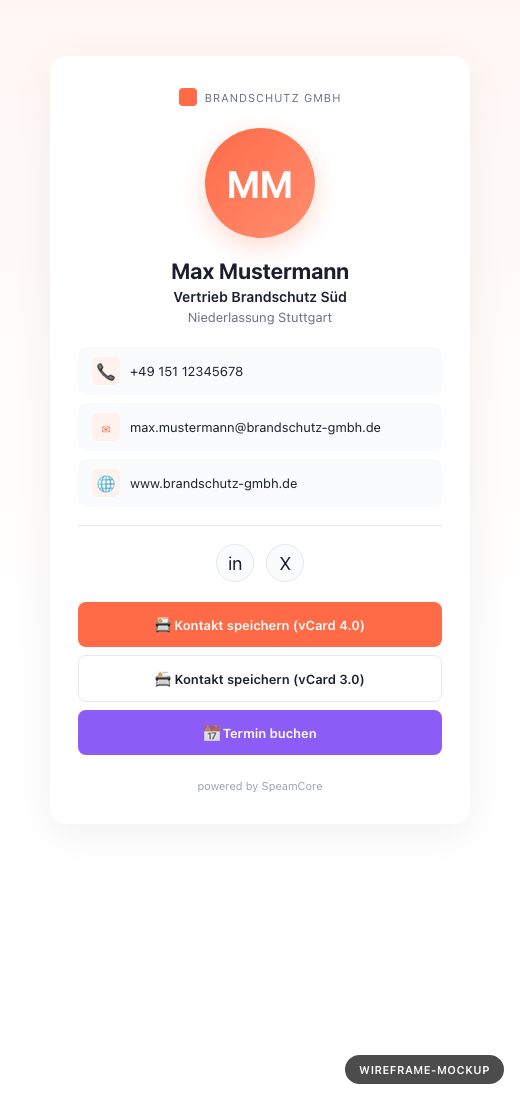(Mockup) Oeffentliche Visitenkarte unter /c/max-mueller-brandschutz, mobil-optimiertes Karten-Layout zentriert auf weissem Hintergrund. Oben Mandanten-Logo (klein, dezent). Darunter grosses rundes Profilbild (oder Initialen-Kachel in Mandanten-Farbe). Name fett (z. B. 'Max Mueller'), darunter Anzeige-Titel ('Vertrieb Brandschutz Sued') und Untertitel ('Niederlassung Stuttgart'). Drei Kontakt-Zeilen mit Icons: Telefon-mobil, E-Mail, Website. Eine horizontale Linie. Social-Media-Icons-Reihe (LinkedIn, Xing). Zwei Buttons nebeneinander, breit: 'Kontakt speichern (vCard 3.0)' und 'Kontakt speichern (vCard 4.0)'. Darunter ggf. ein dritter Button 'Termin buchen' (wenn Buchungsseite aktiv). Im Footer dezent 'powered by SpeamCore' (abschaltbar).