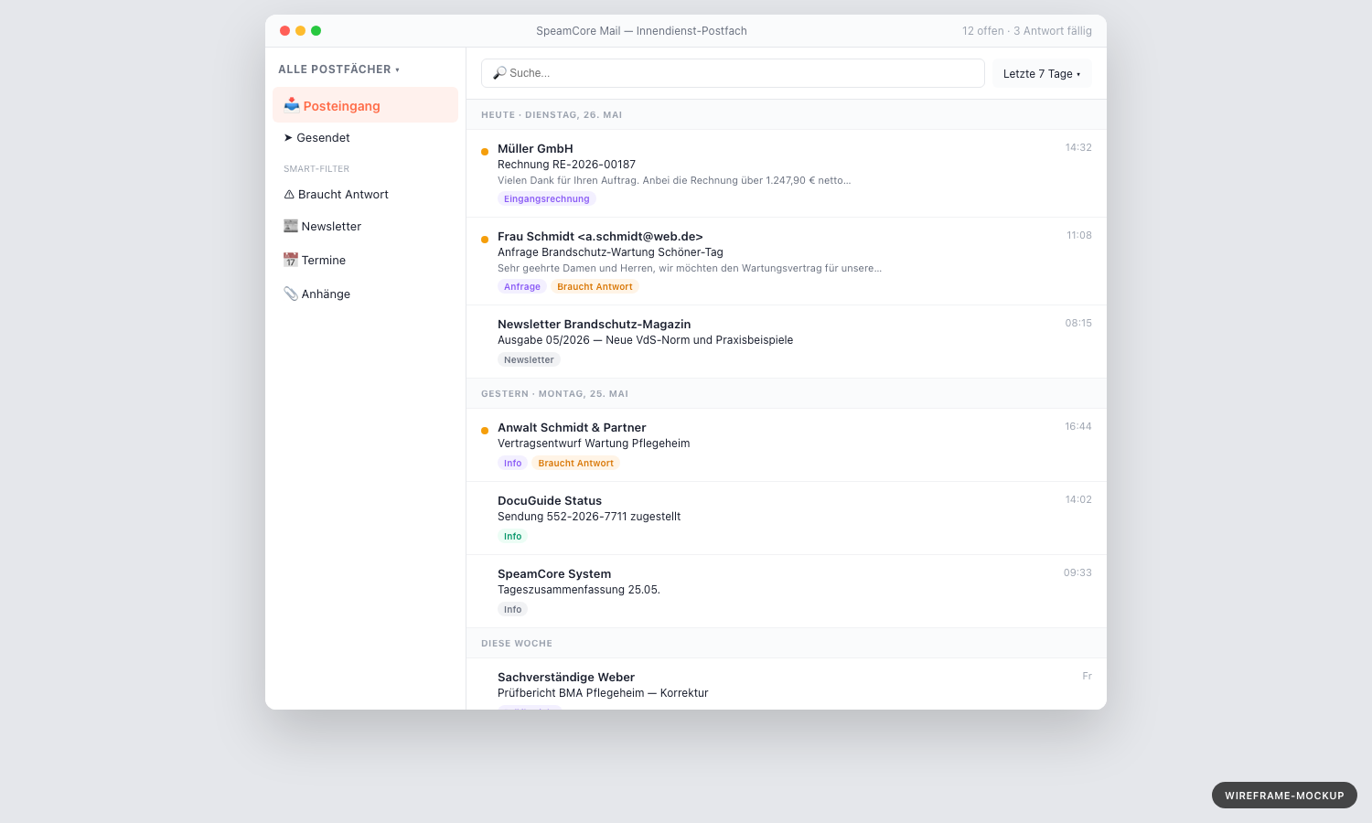 (Mockup) Mail-Popout-Fenster, ca. 900x700 Pixel, separates Browser-Fenster ueber SpeamCore-Hauptfenster. Links die Folder-Sidebar mit Posteingang, Gesendet, Smart-Filter, Custom-Folders. Mittig die Mail-Liste mit dem Sticky-Section-Header **HEUTE** (klebrig oben beim Scrollen), darunter 4-5 Mail-Vorschau-Zeilen. Pro Zeile: Absender-Name fett, Betreff darunter, rechts kleine Kategorie-Pill (z. B. lila 'RECHNUNG' oder gruen 'INFO') und ggf. orange 'Braucht Antwort'-Dot. Darunter Sticky-Header **GESTERN** mit weiteren 3 Zeilen. Quick-Range-Dropdown oben mit 'Heute / 7 Tage / 30 Tage'.