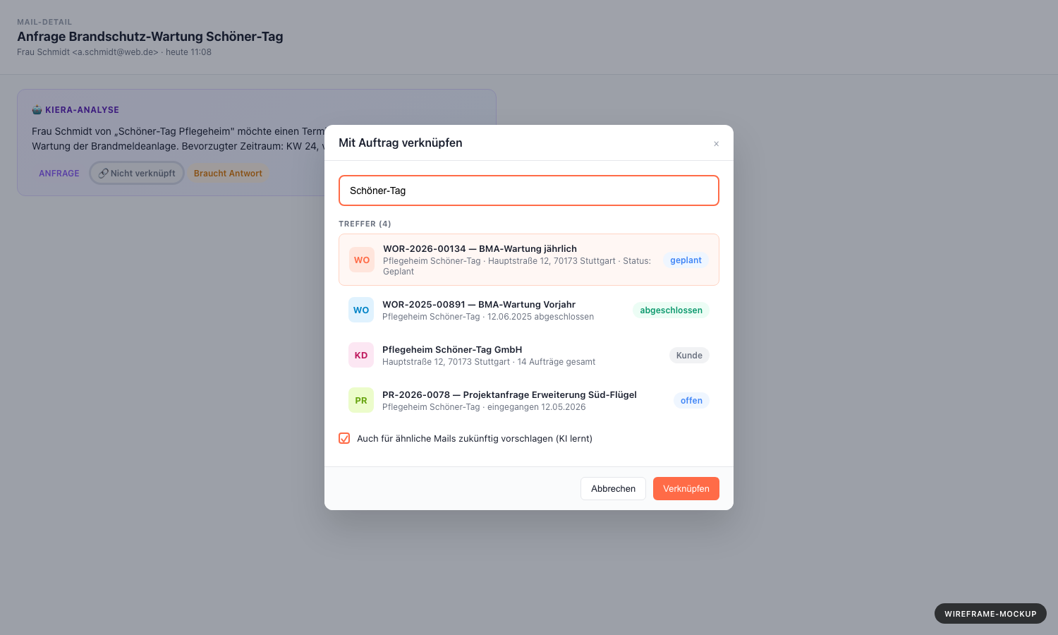 (Mockup) Mail-Detail mit angeklickter grauer Pill 'Nicht verknuepft' — daneben oeffnet sich rechtsseitig ein Modal mit Titel 'Mit Auftrag verknuepfen'. Modal-Inhalt: Such-Eingabefeld mit Platzhalter 'Auftrag oder Belegnummer suchen', darunter eine Treffer-Liste mit 3-4 Workorder-Eintraegen (jeweils Nummer WOR-2026-00134, Kunden-Name, Anlagen-Adresse, Status-Badge). Unten rechts ein Primaer-Button 'Verknuepfen'. Optional ein Schalter 'Auch fuer aehnliche Mails zukuenftig vorschlagen' am Modal-Footer.